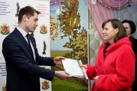 Батьки перших немовлят 2016 року отримали свідоцтва про народження