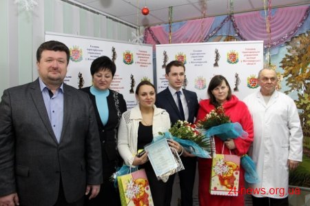 Батьки перших немовлят 2016 року отримали свідоцтва про народження