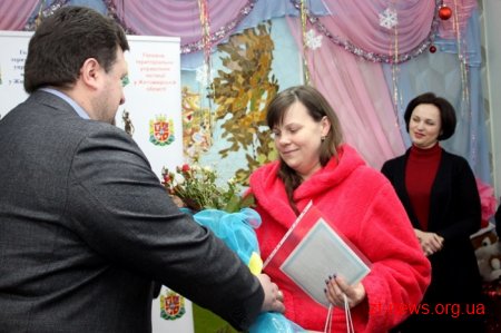 Батьки перших немовлят 2016 року отримали свідоцтва про народження