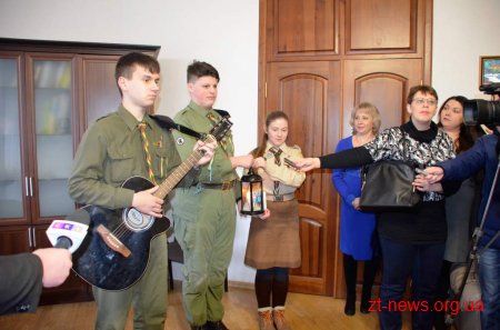 Житомирські пластуни привезли у місто Вифлеємський вогонь миру
