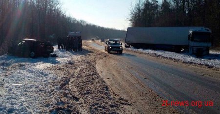 У Бердичівському районі "Рено" зіштовхнулося з фурою