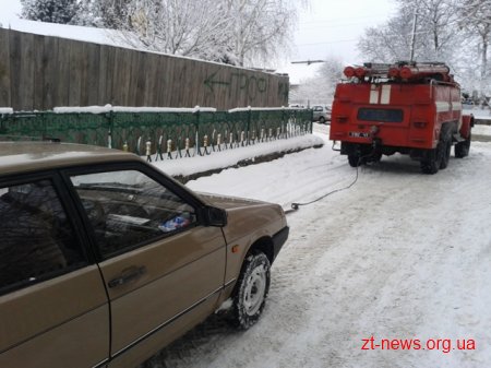 На Житомирщині рятувальники вивільнили автомобіль зі снігового полону