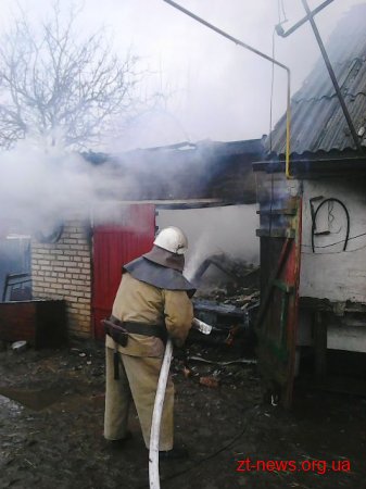 На Житомирщині рятувальники загасили пожежу в гаражі