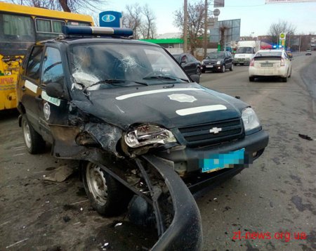 У Бердичеві водій мікроавтобуса протаранив конвойний автомобіль поліції