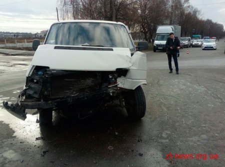 У Бердичеві водій мікроавтобуса протаранив конвойний автомобіль поліції