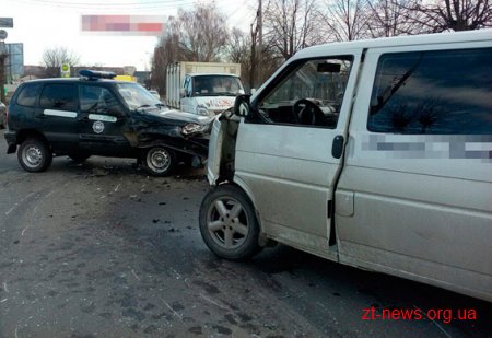 У Бердичеві водій мікроавтобуса протаранив конвойний автомобіль поліції