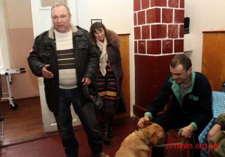 Бійці у військовому шпиталі проходять реабілітацію за допомогою собак