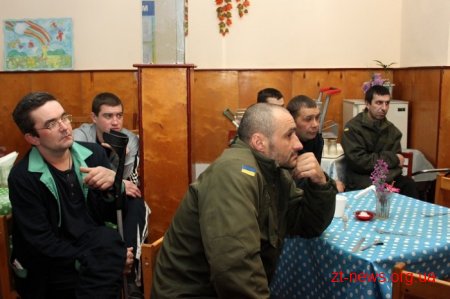 Бійці у військовому шпиталі проходять реабілітацію за допомогою собак