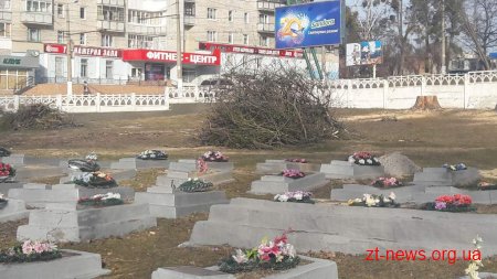 На Смолянському кладовищі відновлено надмогильні споруди