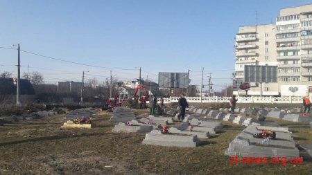 На Смолянському кладовищі відновлено надмогильні споруди