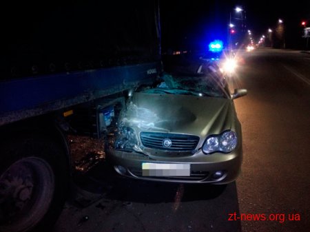 У Житомирі водій легковика протаранив вантажівку