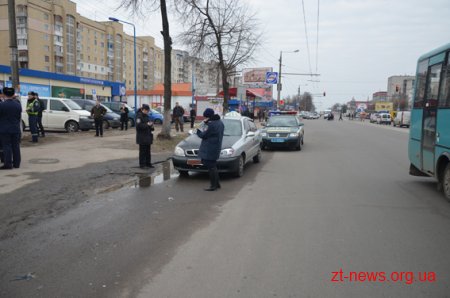 У Житомирі поліція затримала автомобіль таксі з п'яним керманичем