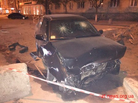 У Житомирі легковик зніс огороджувальні конструкції