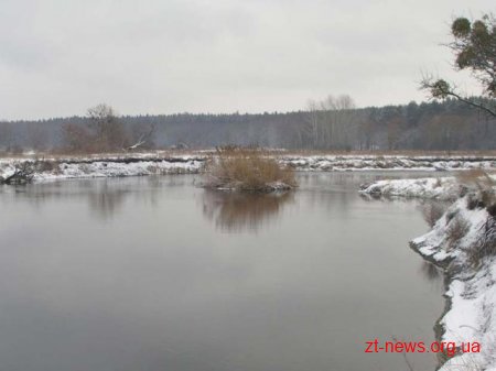 На Житомирщині рятувальники вилучили тіло загиблого чоловіка з водойми