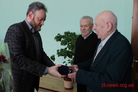 Легенди спорту Житомира отримали іменні годинники міського голови
