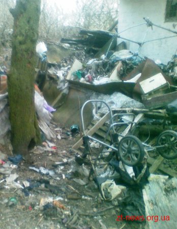 Рятувальники визволили із захаращеної сміттям оселі прикуту до ліжка жінку