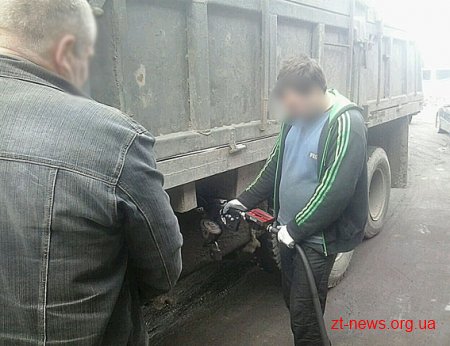 У Житомирі викрили підпільну АЗС