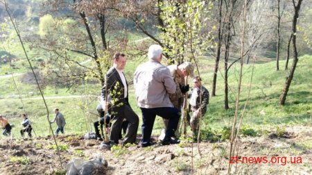 У Житомирі саджали дерева представники агроустанов