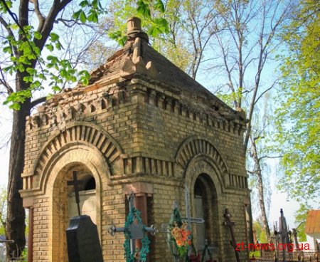 Учні школи №16 власними силами прибирають лютеранський цвинтар