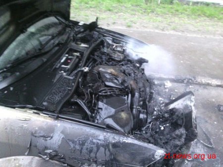 У Житомирі вогнеборці ліквідували займання легковика