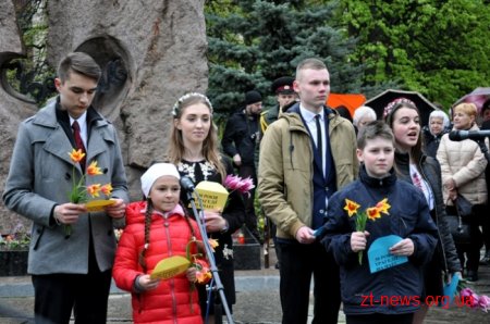 Сотні людей у Житомирі вшанували Героїв-чорнобильців
