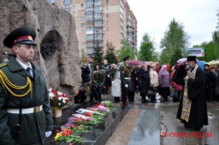 Сотні людей у Житомирі вшанували Героїв-чорнобильців