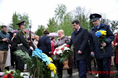 Сотні людей у Житомирі вшанували Героїв-чорнобильців