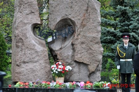 Сотні людей у Житомирі вшанували Героїв-чорнобильців