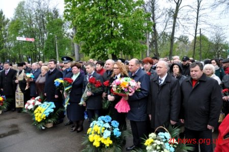 Сотні людей у Житомирі вшанували Героїв-чорнобильців