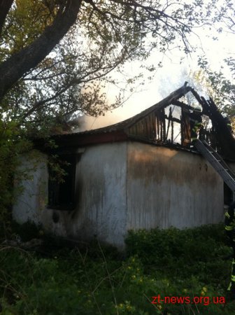 У Житомирі вогнеборці ліквідували пожежу в закинутій будівлі