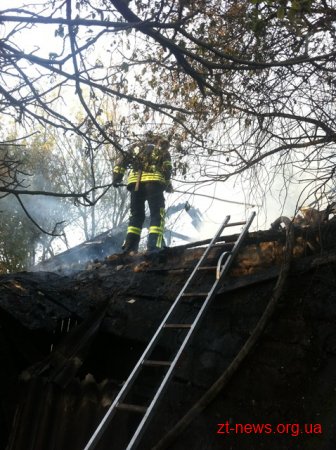 У Житомирі вогнеборці ліквідували пожежу в закинутій будівлі