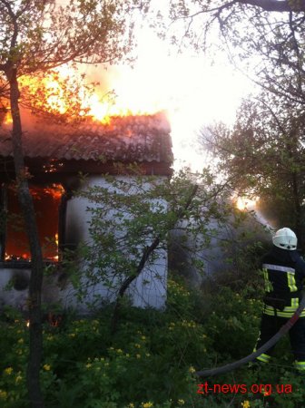 У Житомирі вогнеборці ліквідували пожежу в закинутій будівлі