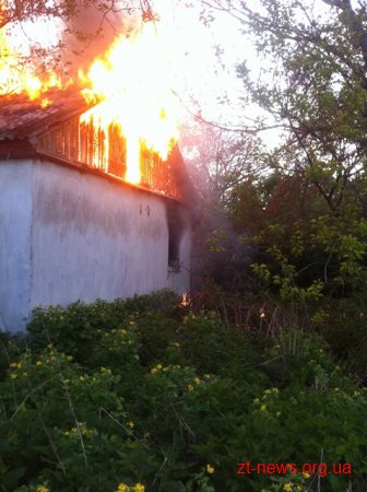 У Житомирі вогнеборці ліквідували пожежу в закинутій будівлі