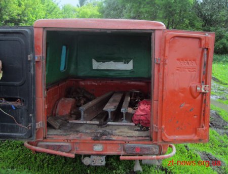 На Житомирщині поліцейські затримали молодика, який демонтував залізничну колію