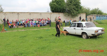 У житомирському Кінологічному центрі поліція влаштувала для дітей показові виступи
