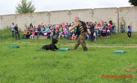 У житомирському Кінологічному центрі поліція влаштувала для дітей показові виступи