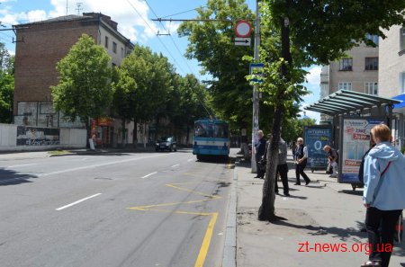 На зупинках громадського транспорту з’явилась спеціальна розмітка