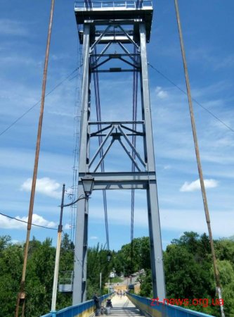 В Житомирі рятувальники допомогли злізти двом дівчатам – з підвісного мосту