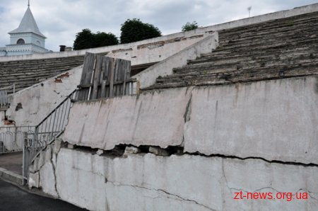 Голова ОДА оглянув, як проходить реконструкція центрального стадіону