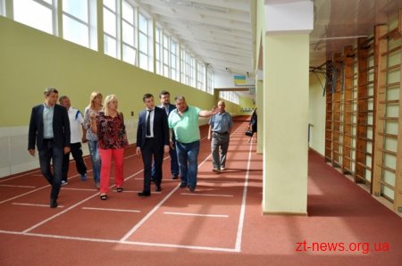 Голова ОДА оглянув, як проходить реконструкція центрального стадіону
