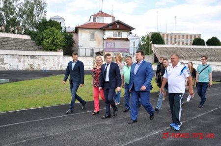 Голова ОДА оглянув, як проходить реконструкція центрального стадіону