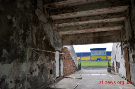 Голова ОДА оглянув, як проходить реконструкція центрального стадіону