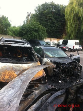 У Житомирі поліція перевіряє обставини загоряння 7 автівок на стоянці