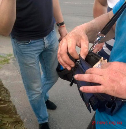 На Житомирщині під час отримання неправомірної вигоди затримано поліцейського