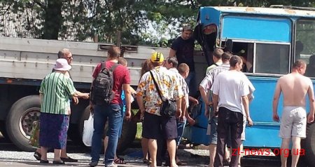 У Житомирі тролейбус "наздогнав" фуру