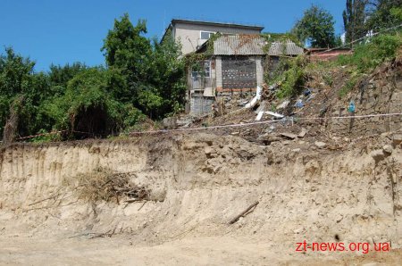 На вулиці Жуйка встановили маяки та почали будівництво укріплюючої стіни