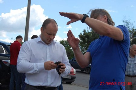 На вулиці Жуйка встановили маяки та почали будівництво укріплюючої стіни