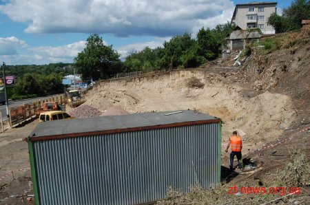 На вулиці Жуйка встановили маяки та почали будівництво укріплюючої стіни