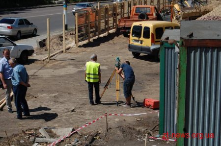 На вулиці Жуйка встановили маяки та почали будівництво укріплюючої стіни
