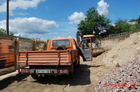 На вулиці Жуйка встановили маяки та почали будівництво укріплюючої стіни